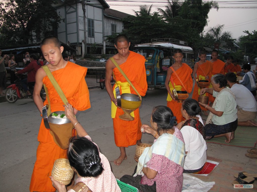 Prozession vor Sonnenaufgang in Luang Prabang
