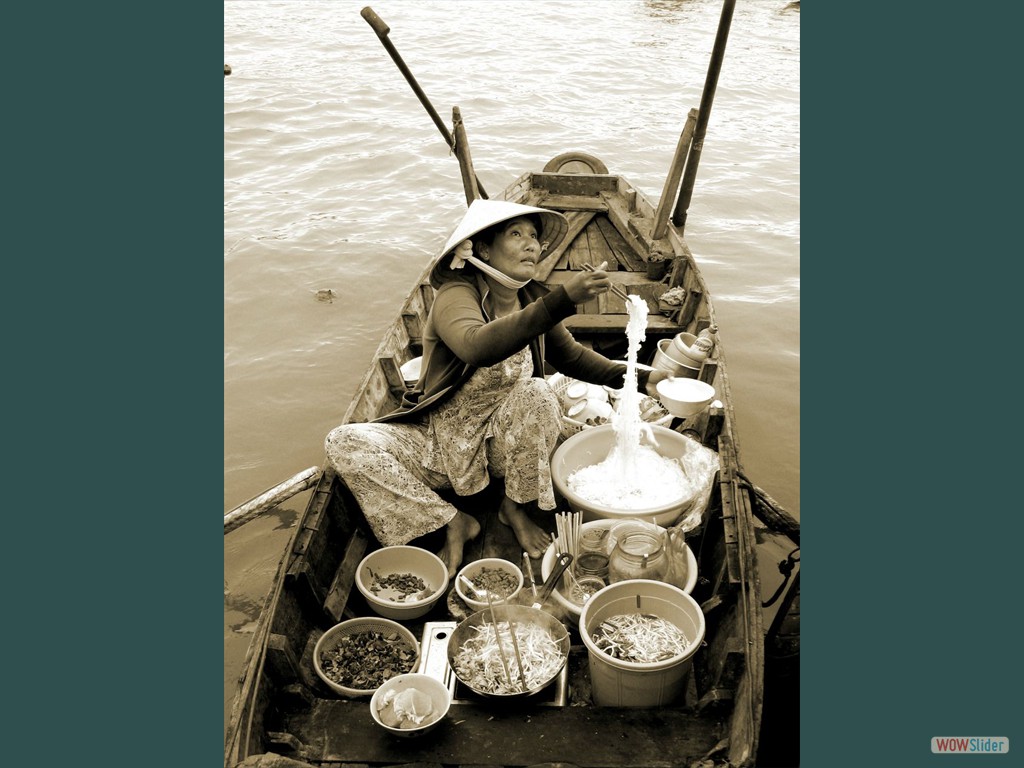 Floating Market in PHUNG HIEP