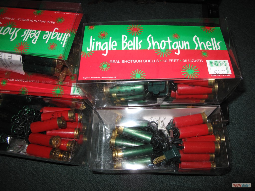„Jingle Bells Shotgun-Shells“-Dekoration (gesehen in Cherokee)