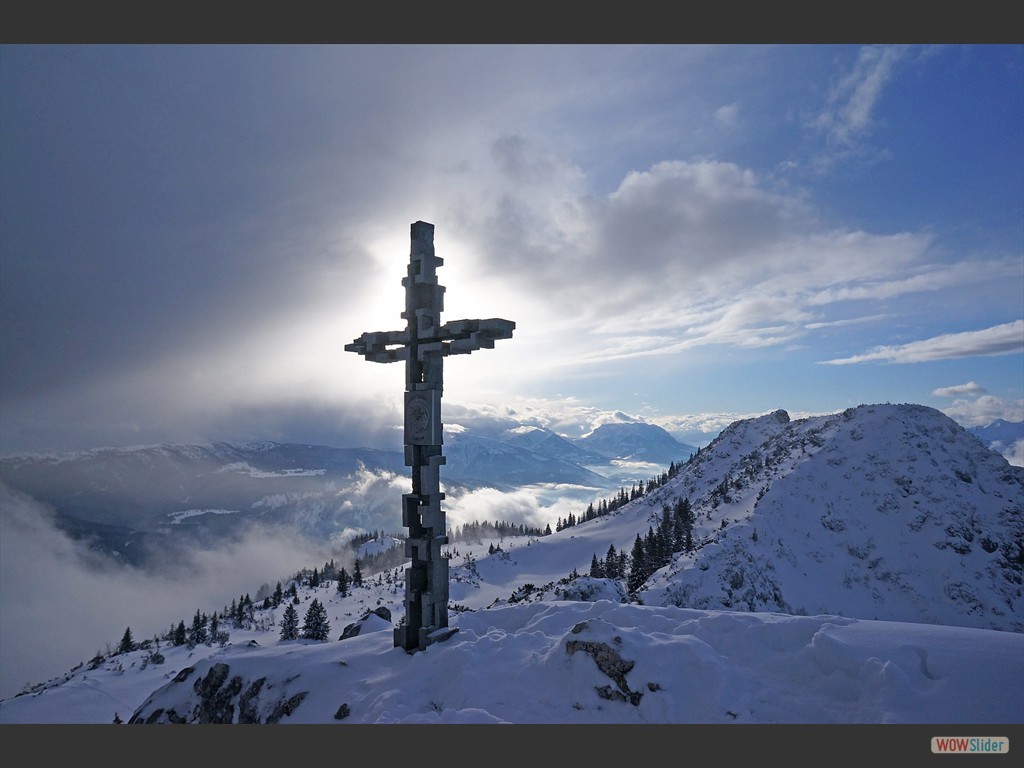 Künstlerisches Gipfelkreuz, im Hintergrund der benachbarte  Gurnwandgipfel.