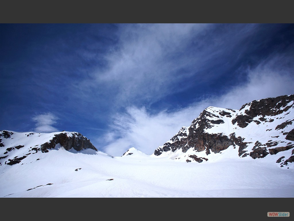 Aufstieg im Löcherferner. Im Hintergrund die markante Schneepyramide des Ötztaler K2. 