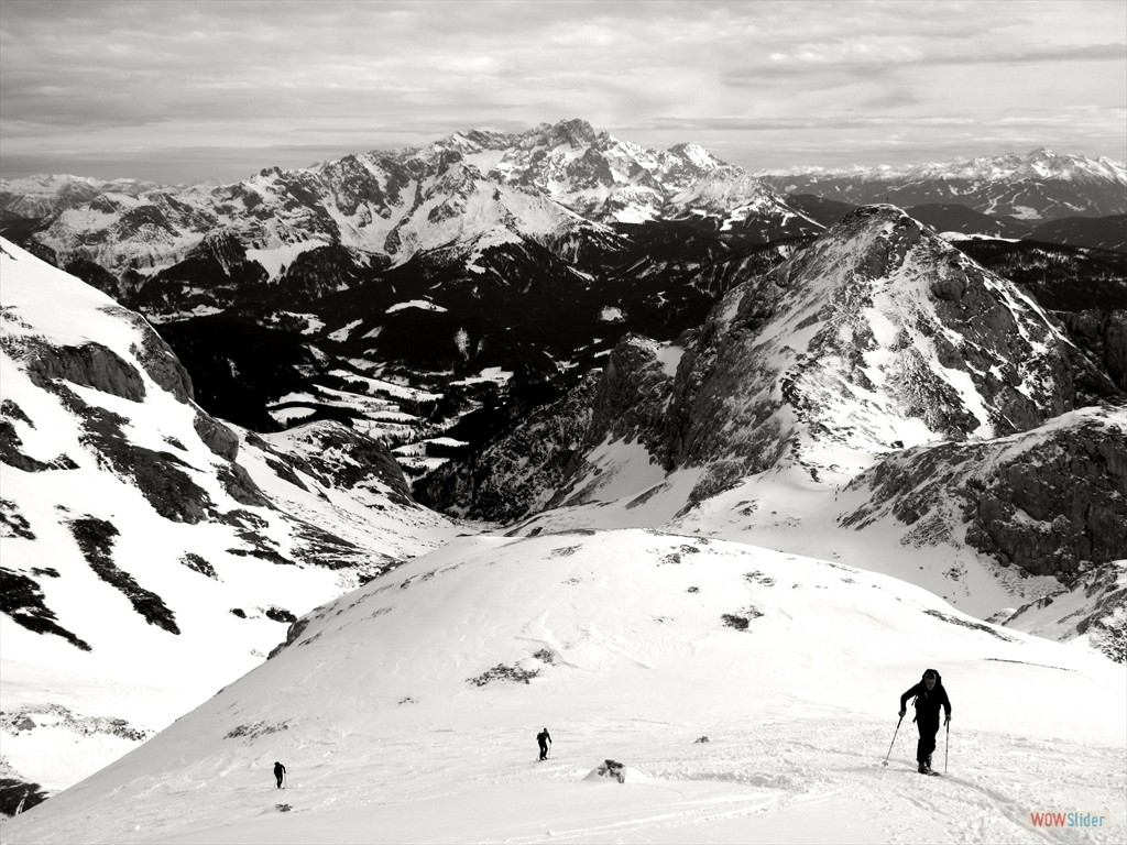 Letzer Anstieg zum Eiskogel-Gipfel, im Hintergrund das Dachsteinmassiv (Feb. 2010)