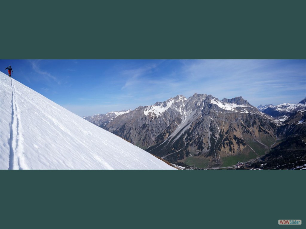 Aufstieg zum Albonagrat, im Hintergrund das Lechquellengebirge, rechts Flexenpass