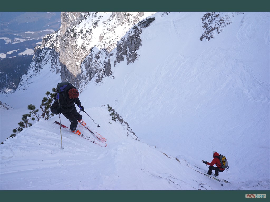 Unterer Teil der Schlüsselstelle, die beiden Herren entscheiden sich für Querung mit Ski.